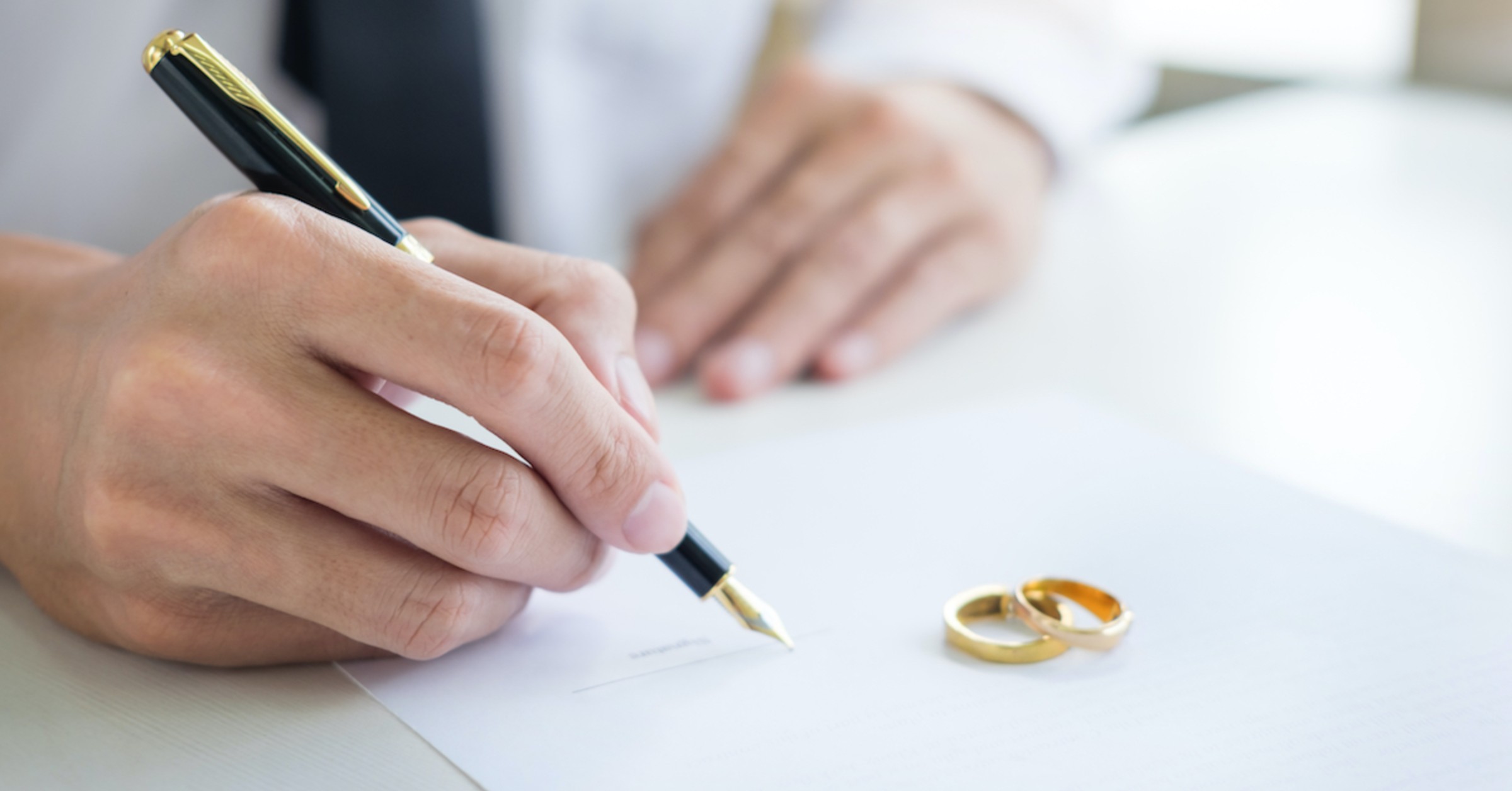 person signing prenuptial agreement