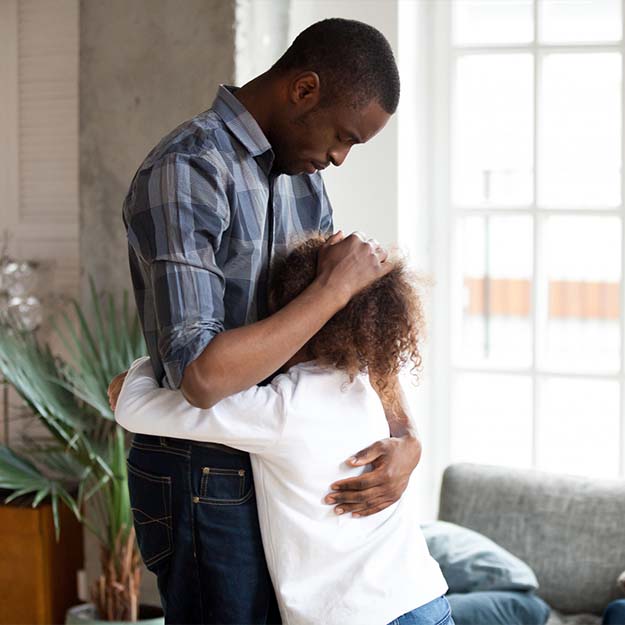 Image of a child with her parents who are getting divorced_
