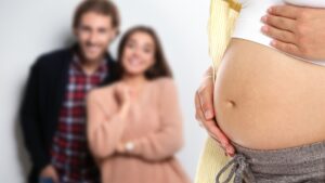 couple looking at surrogate mother