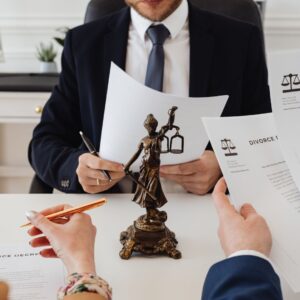 mediation vs litigation in family law - lawyer working with couple